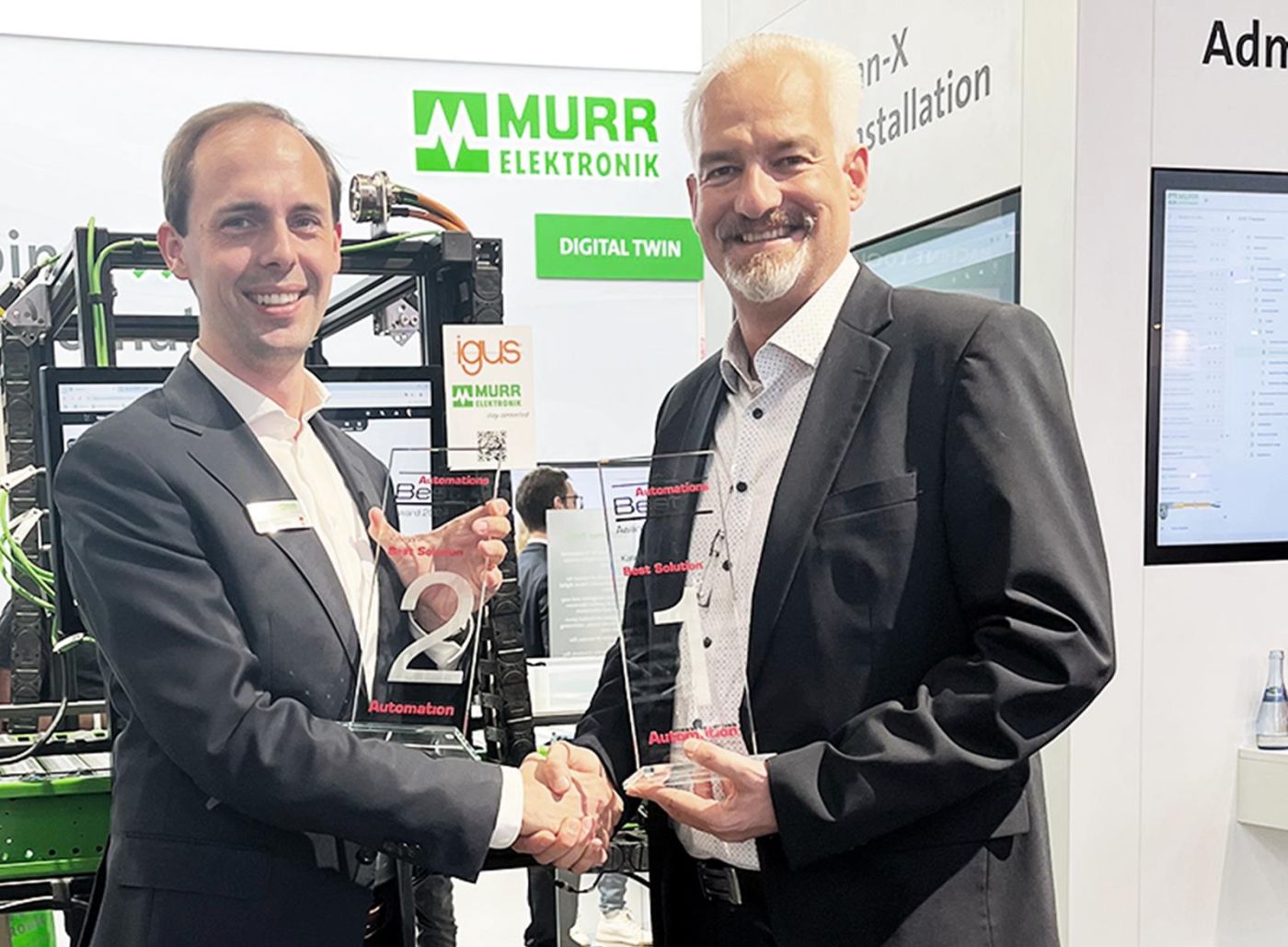 Im Bild: Dr.-Ing. Paul Zeller, Member of the Executive Board von Murrelektronik, und Christian Stremlau, Vice President/Prokurist von Igus. (Quelle: Murrelektronik 