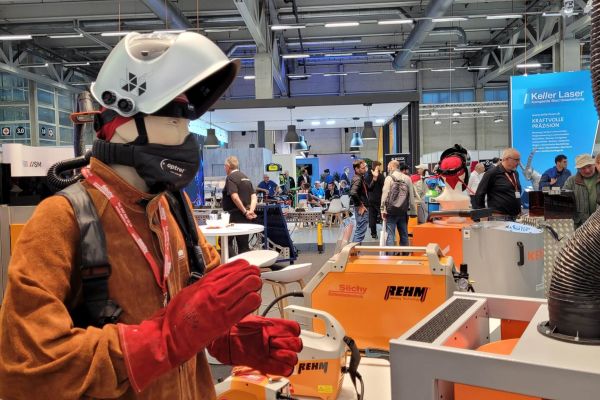 Eine Schaufensterpuppe mit Schweisserausrüstung an einem Stand auf der Messe Ble.ch in Bern