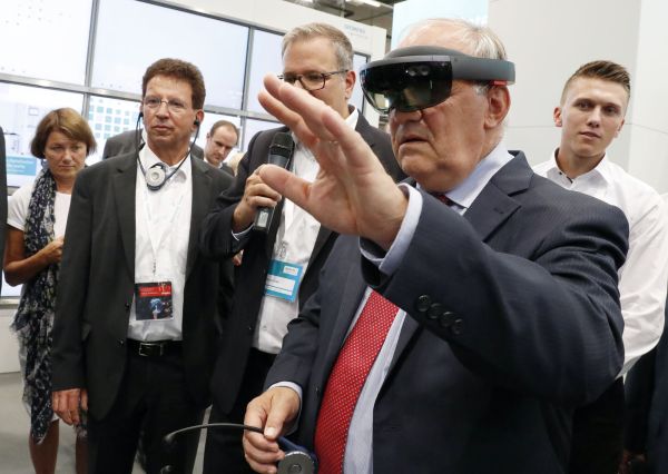 Bundesrat Schneider-Ammann mit VR-Brille