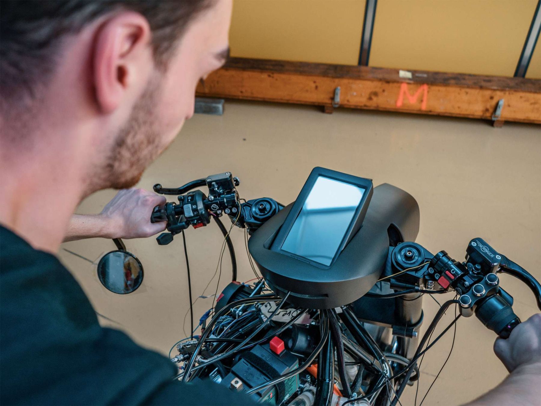 Tobias Oesch und das Display aus dem 3D-Drucker