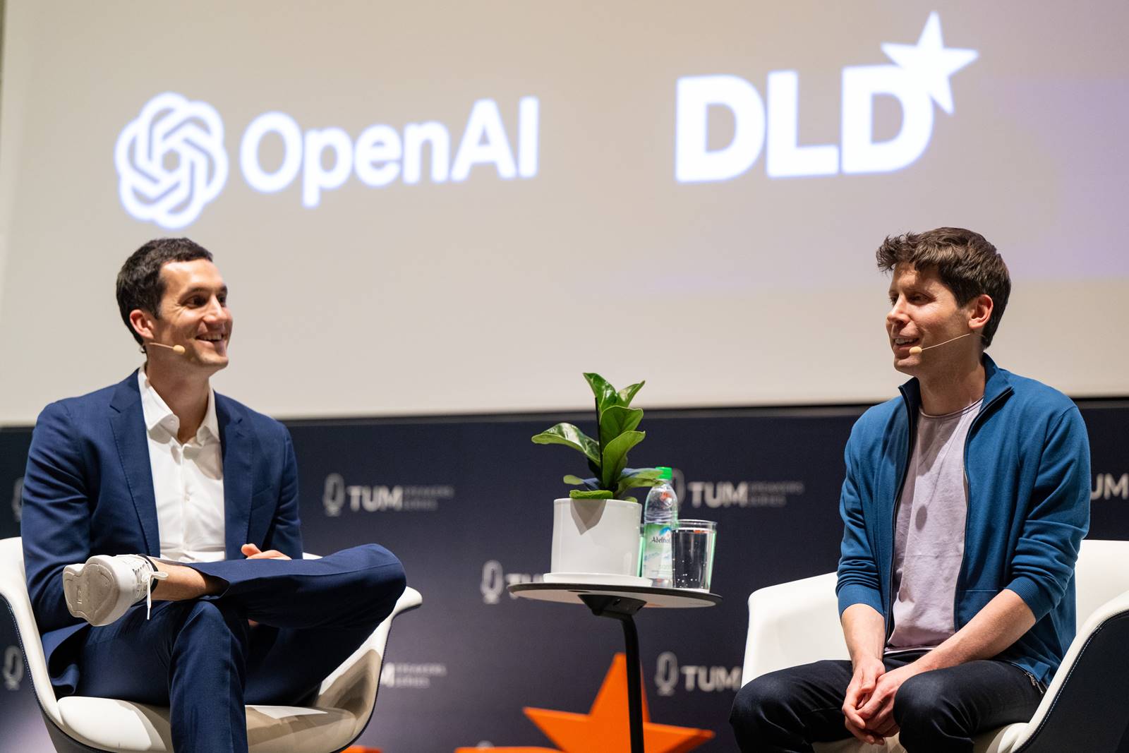 Diskussionsveranstaltung ChatGPT an der TUM mit Reinhard Heckl (l.), Professor für Maschinelles Lernen am Department für Computer Engineering der TUM, und Sam Altman, Vorstandsvorsitzender von OpenAI und Gründer von ChatGPT, aufgenommen am 25. Mai 2023 im Audi-Max der TUM in München.